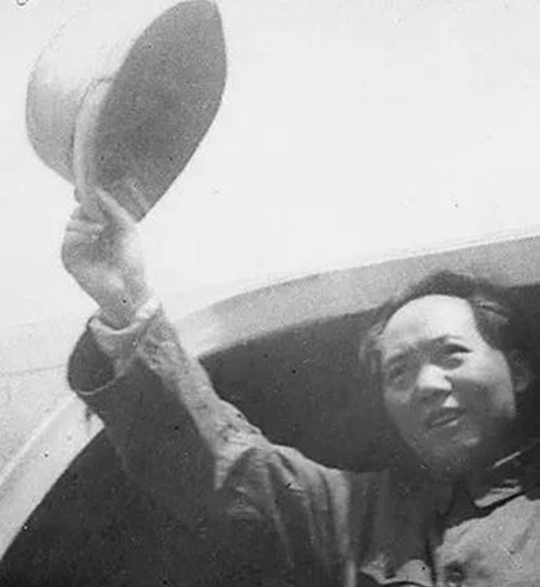 毛主席主动愿意为画像做“模特”，尹瘦石完成后遗憾忘向主席索要签名，这是真的吗？