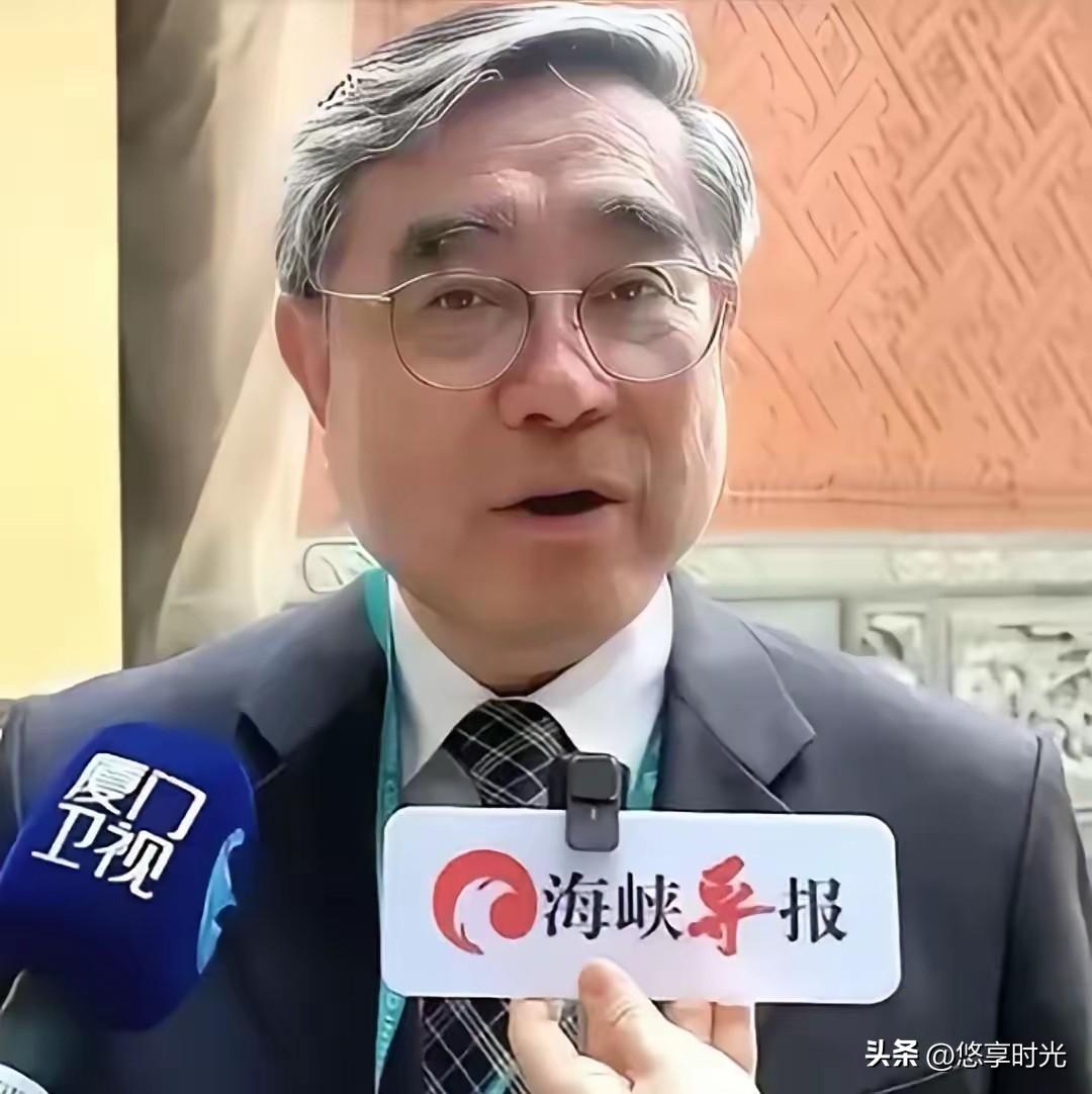 台湾省新党吴成典对大陆记者说：大陆与台湾合在一起，大陆拥有台湾，如虎添翼。台湾有