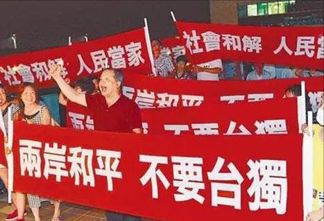 民进党当局近期一边密集推动台军备战操演，一边大肆操弄虚假民意，本质上是为“以武谋