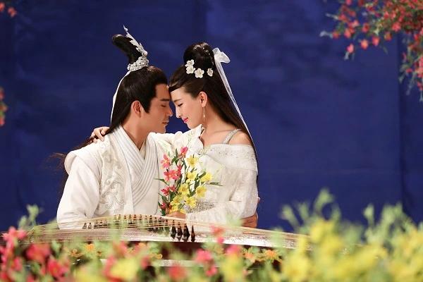 中国古代男女有别，为何“八仙”中七男一女共桌椅，却没人指责？

要弄明白为啥“八