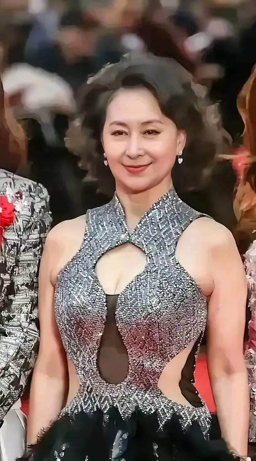 何超琼可以为陈百强任性一回，为何最后还是嫁给了许晋亨？何超琼跟陈百强互生情愫的时