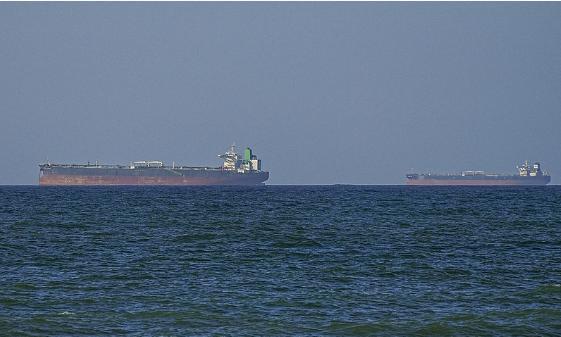 今昨天印度超大油轮试图穿越霍尔木兹海峡，被伊朗军队开火逼退，印度媒体人恐又被气破