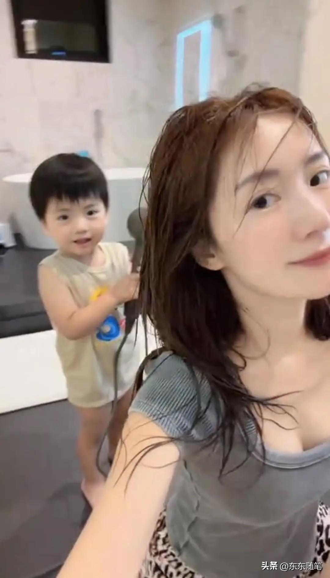 李念的一段家庭日常甜到爆炸——3岁儿子踮着脚尖，拿着吹风机认真帮妈妈吹头发，小模