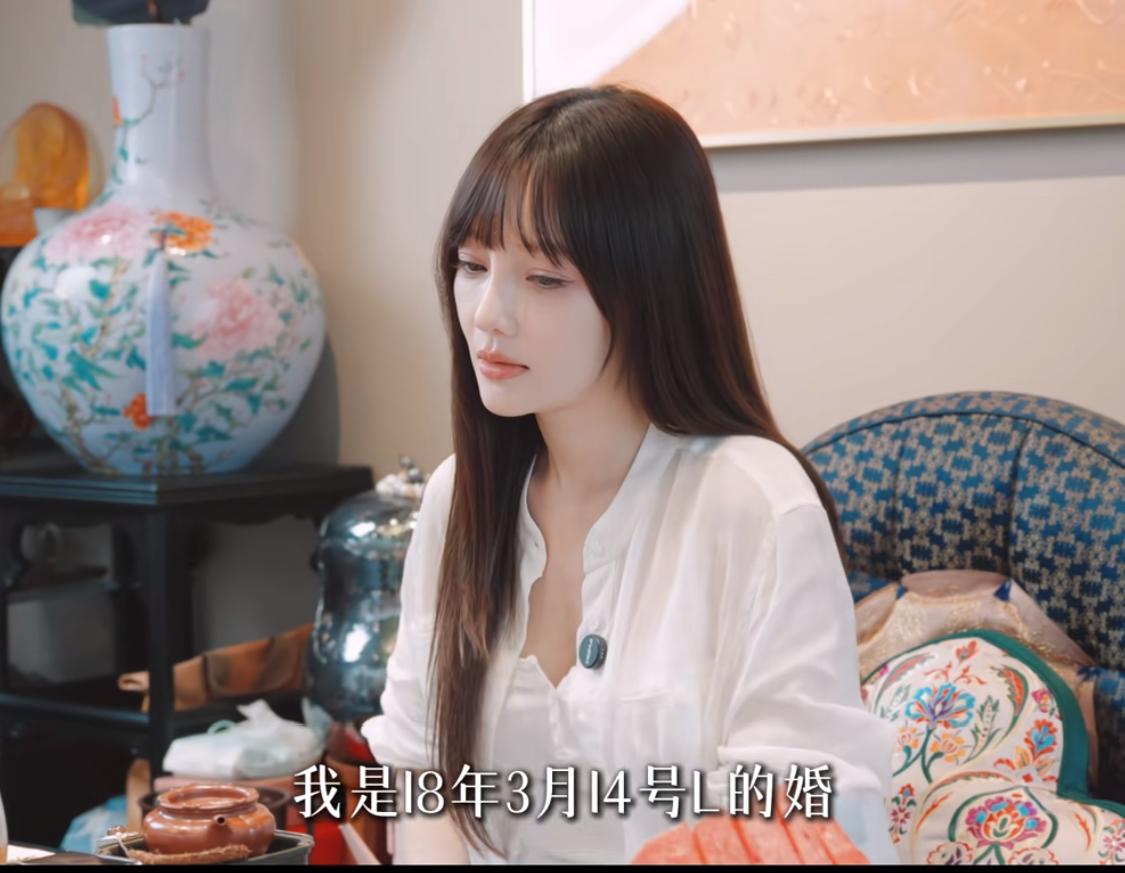 她第一次公开谈离婚时间，解释说做头发那个梗其实不是传的那样。她是为了孩子终于站出
