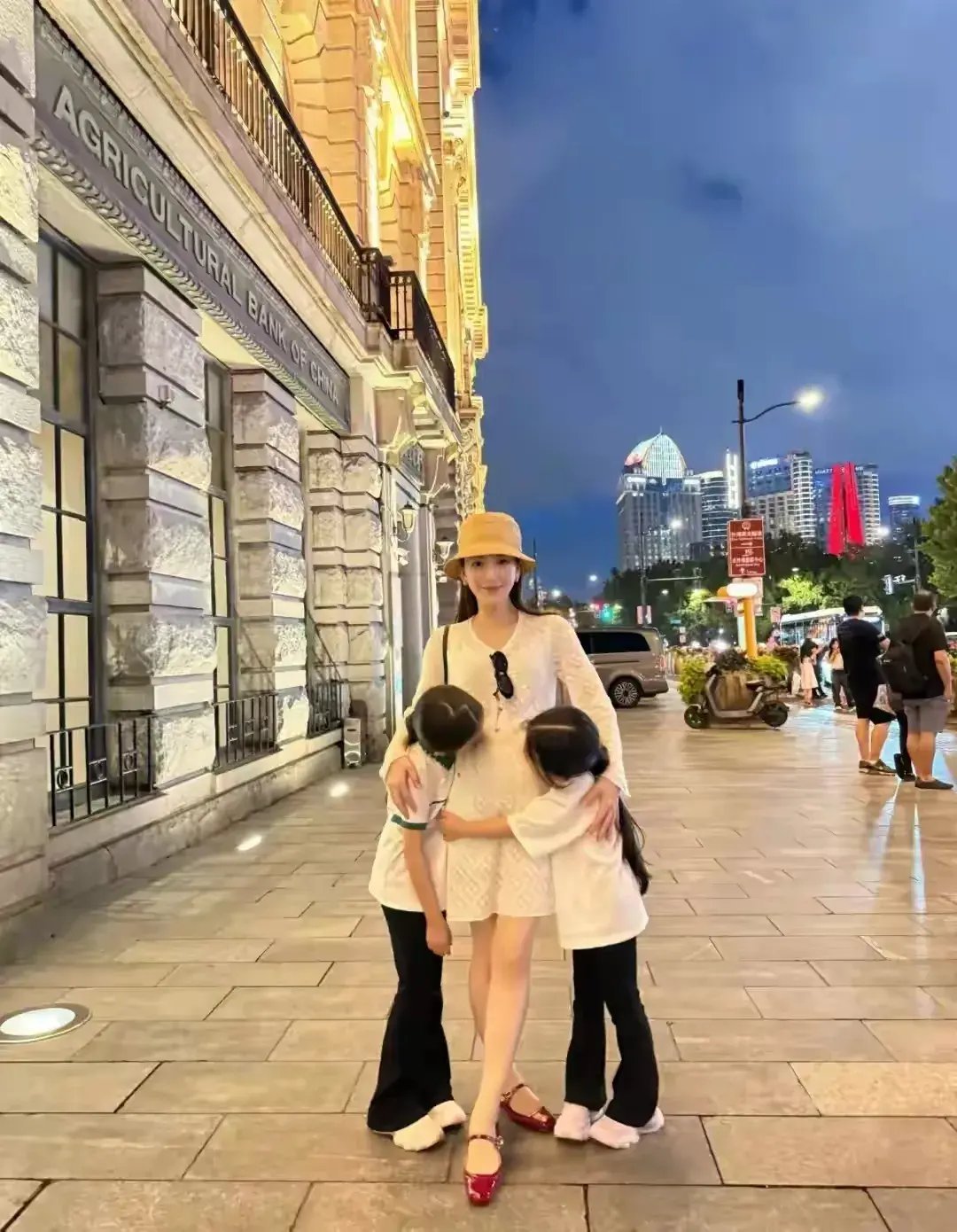 方媛穿2000块真丝睡衣晒孕肚，网友说肚子又尖又翘应该是儿子，郭富城要儿女双全了