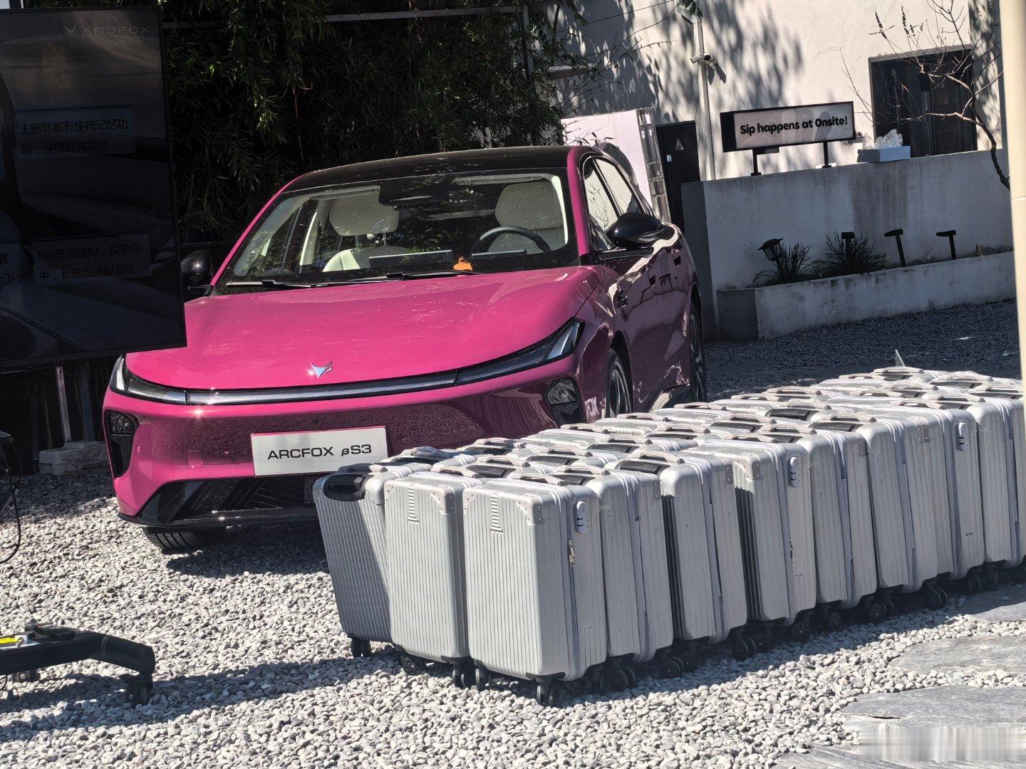 老师边讲座，边从车里默默掏出30个行李箱🧳。还开玩笑说“向下升级”其实这还真是