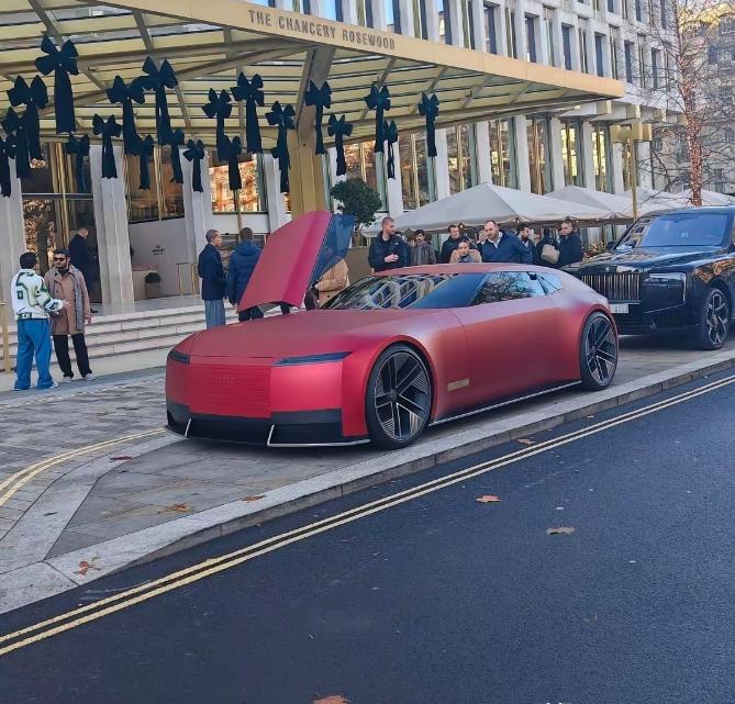 捷豹的设计师被公司给解雇了，他自己到处喊冤，但我看，他真的一点都不冤。
咱们看看