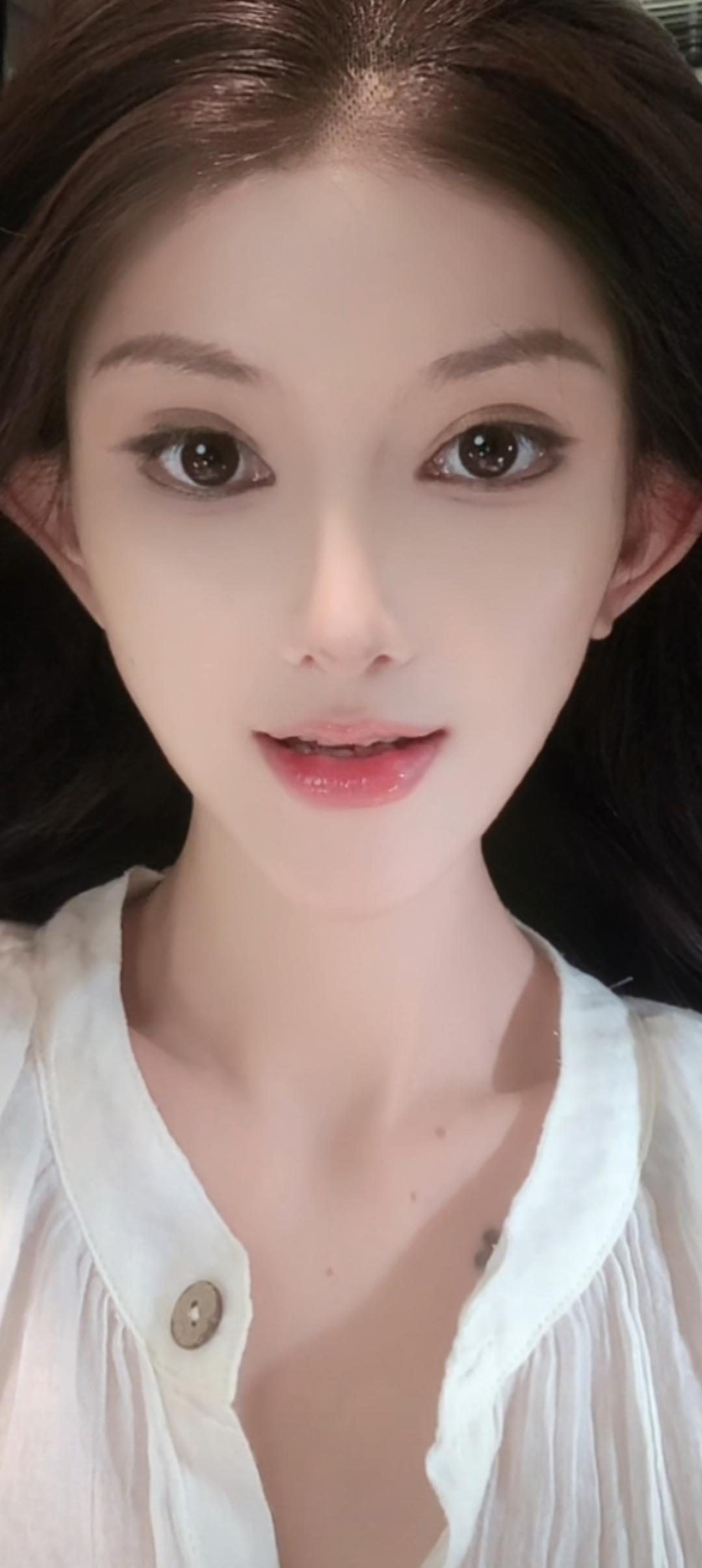 这姑娘皮肤真白，眼睛好大。