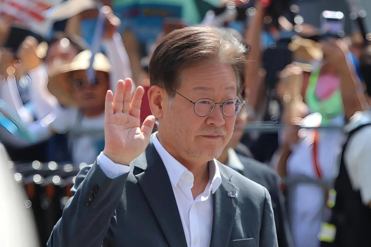 韩国彻底沸腾了！3月16日，韩国总统李在明的支持率连续两周持续上涨，直接冲到了6