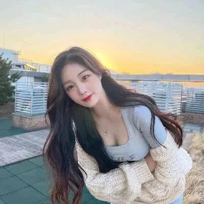 在夕阳下，长发飘逸，笑容甜美，打卡美丽瞬间！🌇💕