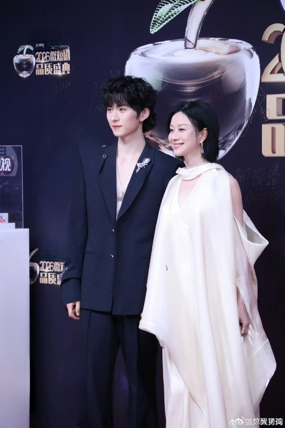 倪虹洁走完红毯天塌了 点开倪虹洁红毯签名的视频，她全程专注在签名上，完全没意识到