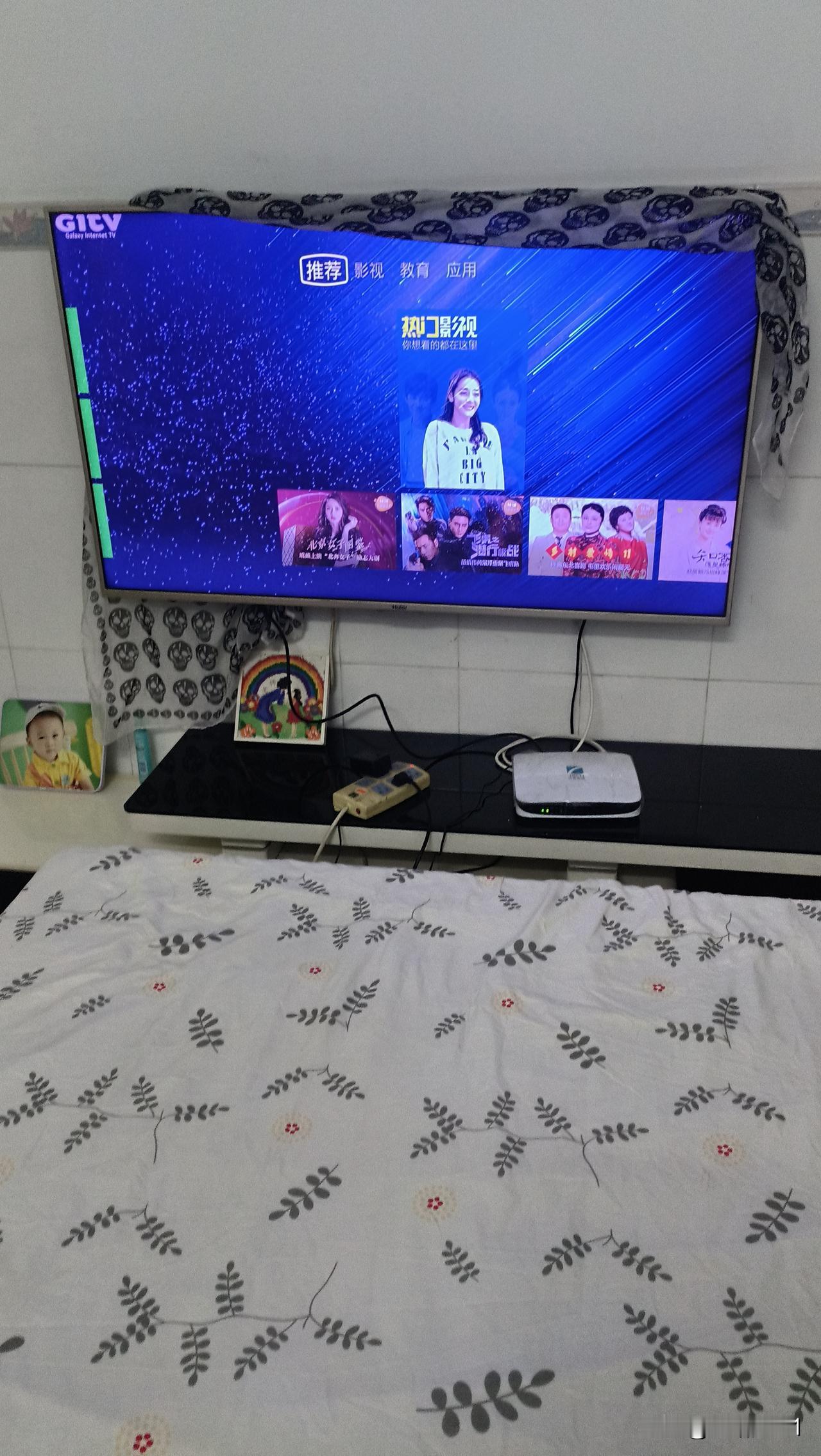 自己真傻呀！前几天看电视，发现电视不能看到全屏，按按遥控，没有反应，想着电视后面