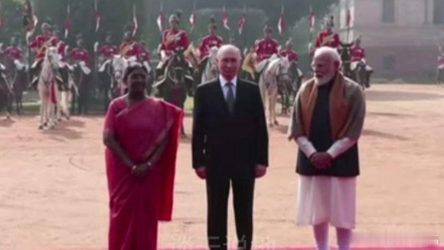 凤凰新闻【莫迪与印度总统迎接普京，并陪同其检阅仪仗队，总统府地面是一片黄土？】莫