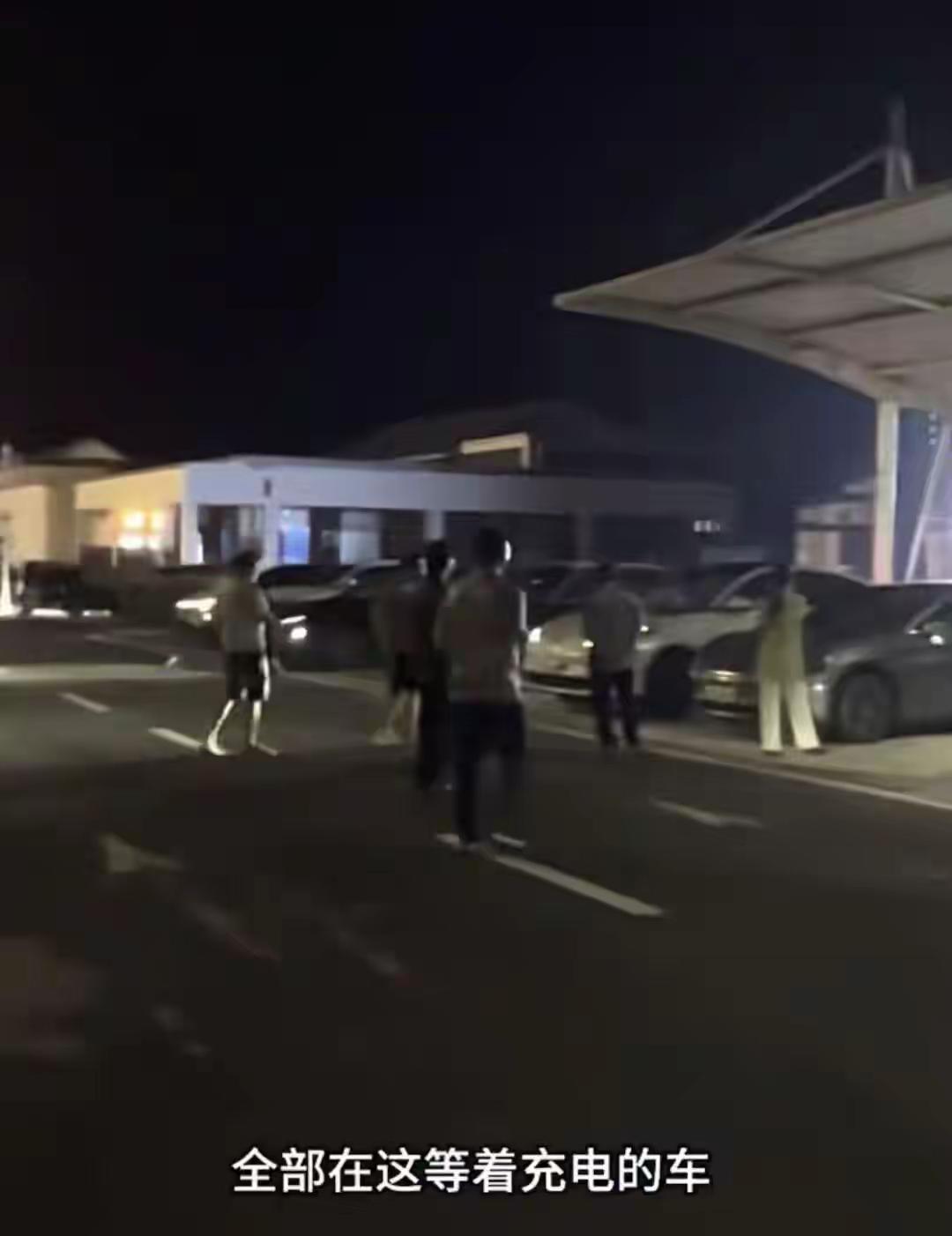堵了4小时，续航只剩100公里，前面服务区还有几百辆车在等充电，自己排到了49号