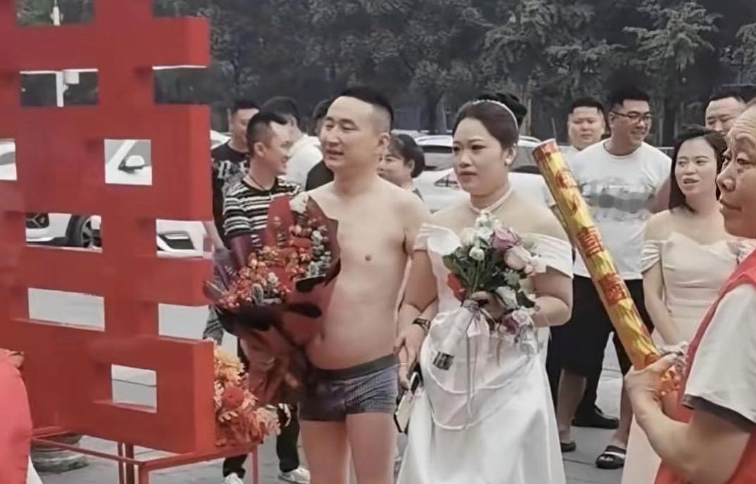 天呐，头一次看到这样的婚礼！
 
打破常规婚礼的固有模样，独特的布置与形式让人眼