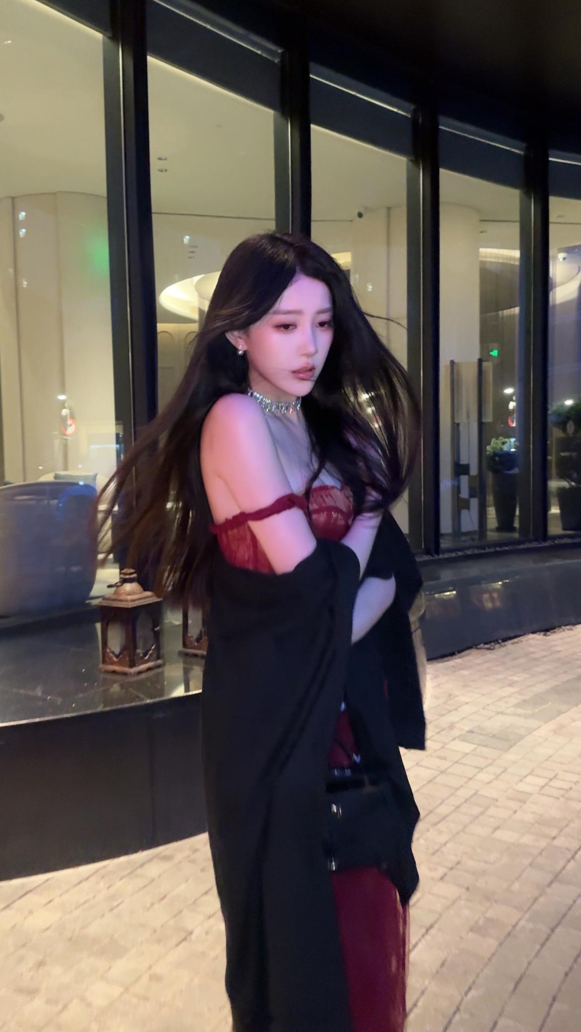 我来啦！大小姐驾到！！（同一件衣服上面是今年拍的下面是去年拍的，完全不同的风格耶
