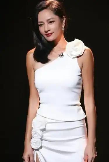 1998年，罗中旭发生车祸，差点瘫痪，女友瞿颖为他端屎端尿。在病床上，罗中旭感动