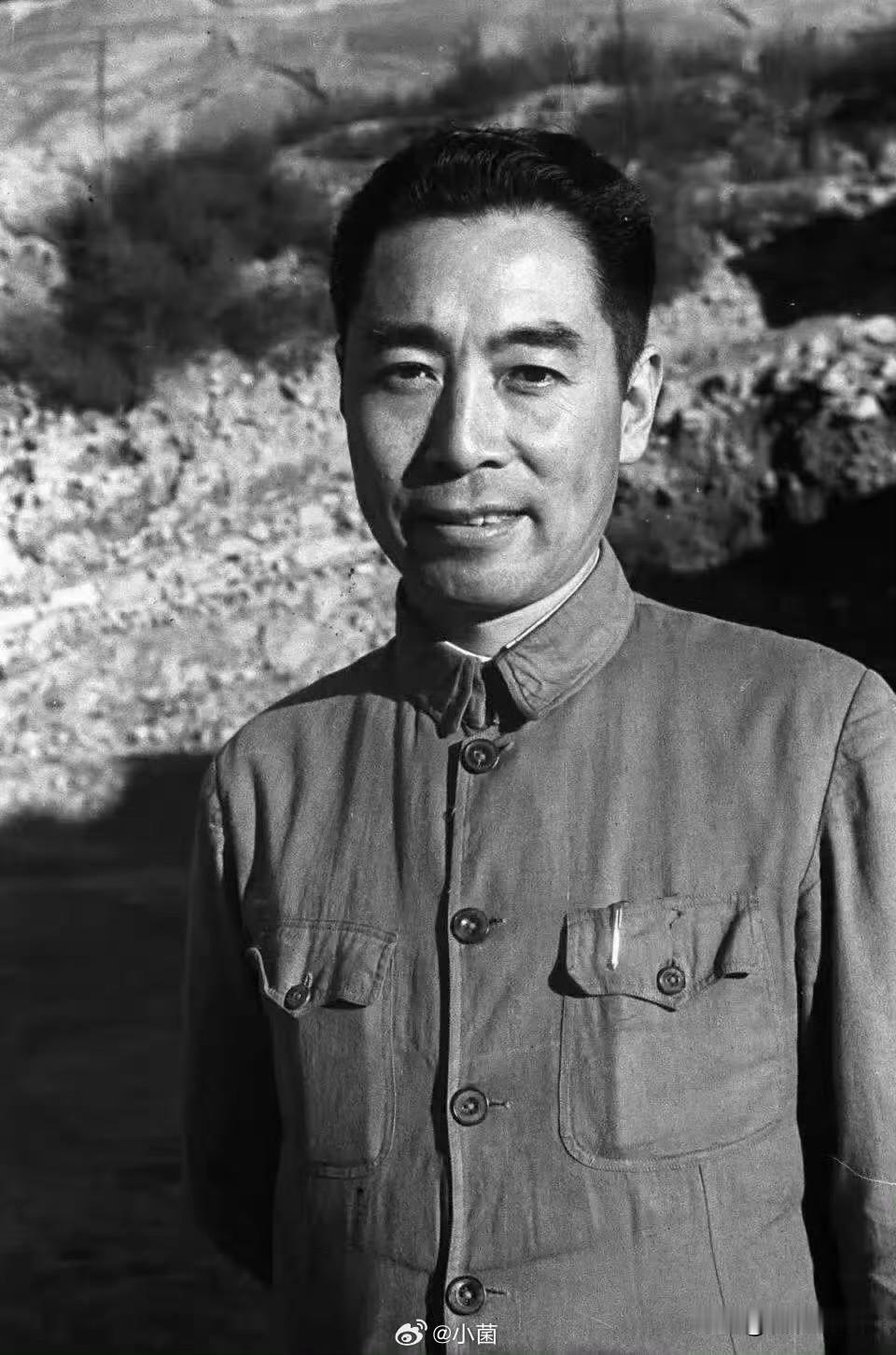 这张黑白影像让总理的眼神更加清澈坚定，背景的山石恰如他的一生——历经风雨而巍然不