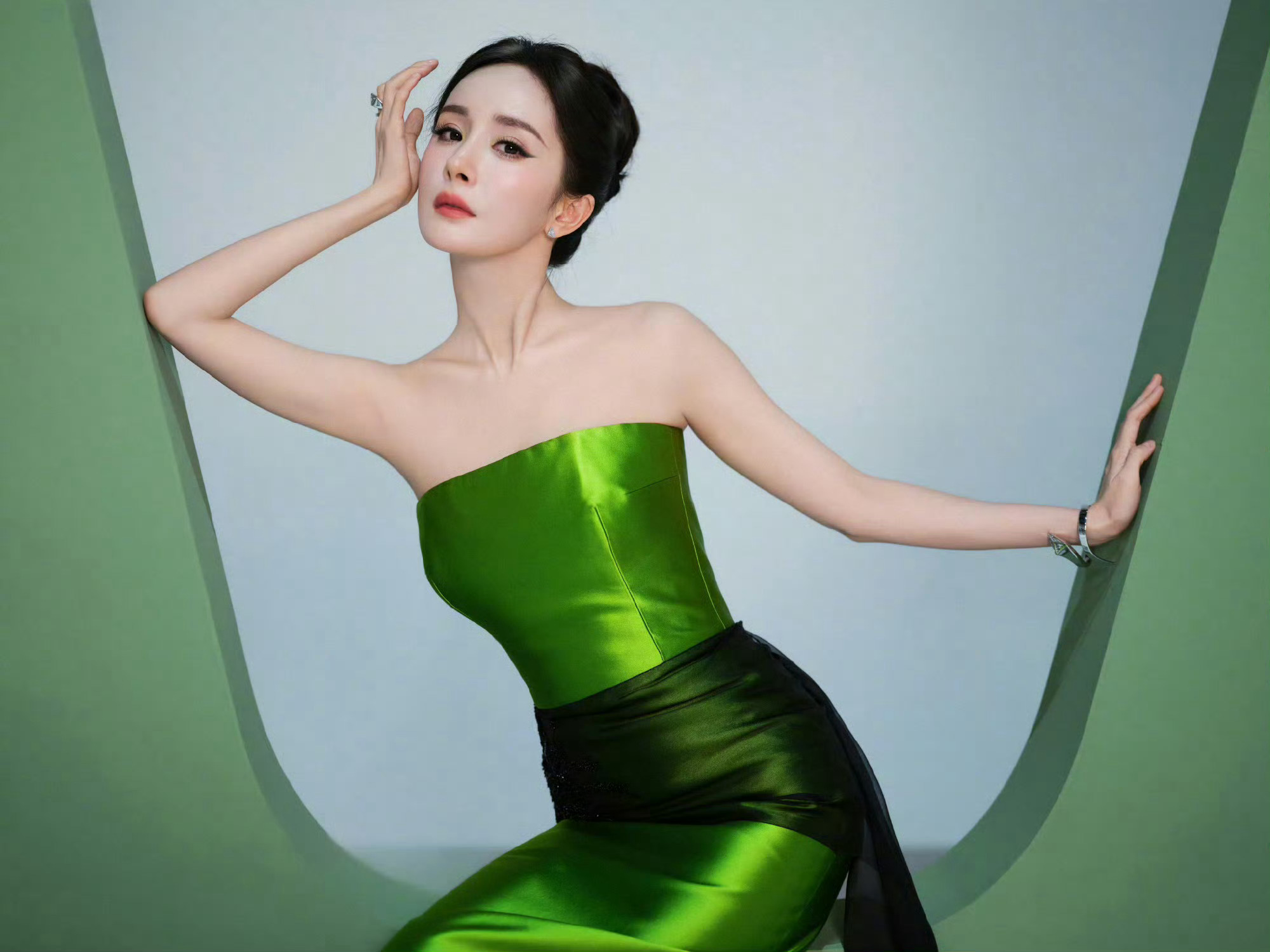 今年杨幂与 Prada 的合作尽显默契。目前上身的两套 Prada 特别定制礼服