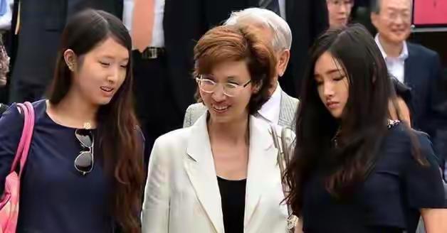 卢素英这气质和颜值是真不错，为何财阀前夫，会变心呢？
只能说，她前夫的劣根性一直