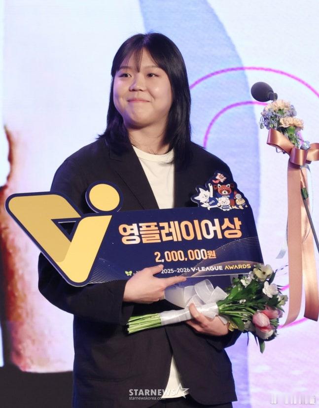 国际排坛动态韩国女排高速公路公社的19岁副攻李智允出道首年揽获所有荣誉--状元秀