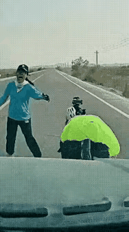 她还急了？
哈哈哈，挺有意思，不过也奉劝大家，在空旷的公路上，若遇到如此的骑行者