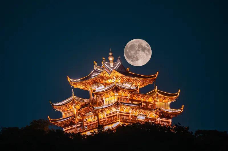 看到“西山观月落”这个上联，瞬间就觉得很有意境。“西山”点明了地点，“观月落”描