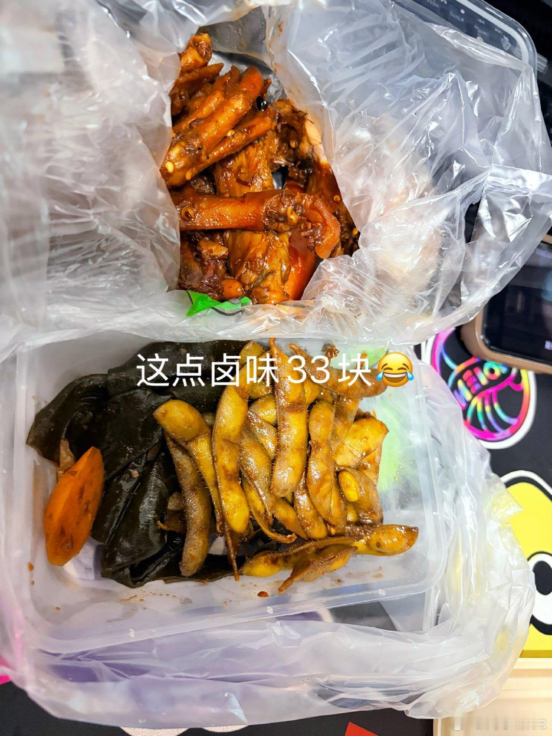 下午宝爸提议去买雪糕，然后一家人就出发了，没想到下着雨去，下着雨回来！还好不是大