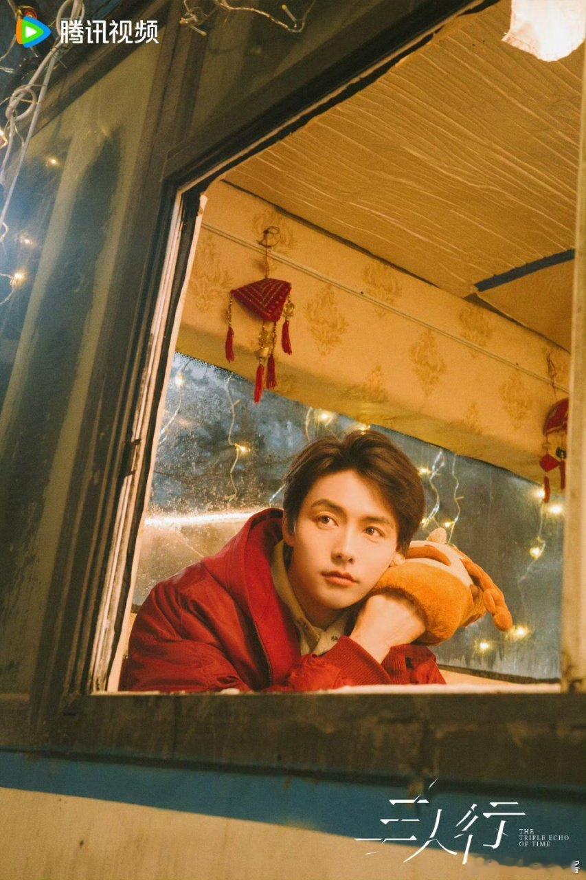 救命！这是什么顶级宠粉现场！机场被问有没有腹肌，直接大方开撩“你摸摸来”，温柔男