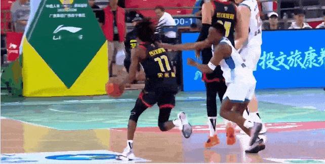 新疆是真的拿小史密斯没办法，里突外投帮助深圳取胜



新疆上赛季就是防不住小史