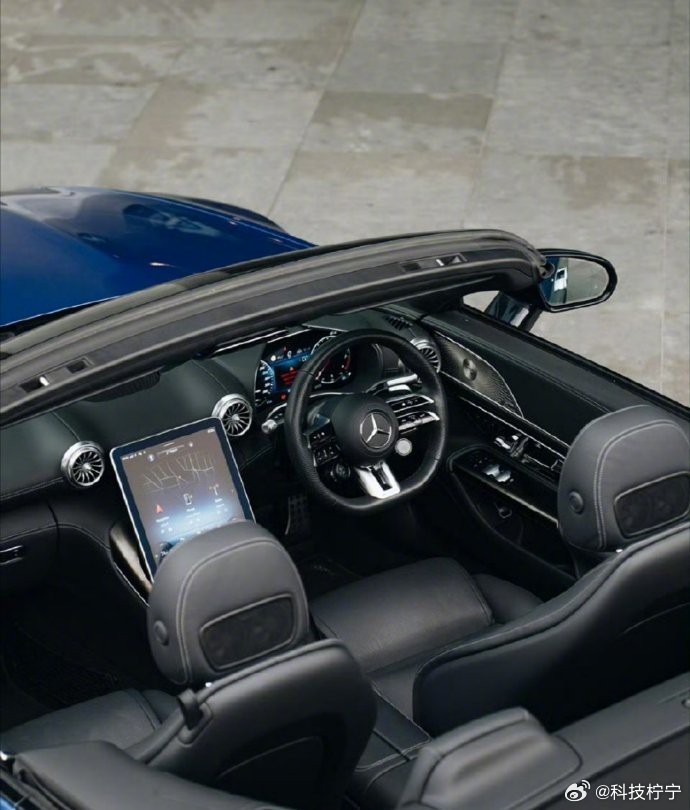 奔驰SL 63 Roadster，开启敞篷的奢华篇章。每一次开合，都是性能与优雅