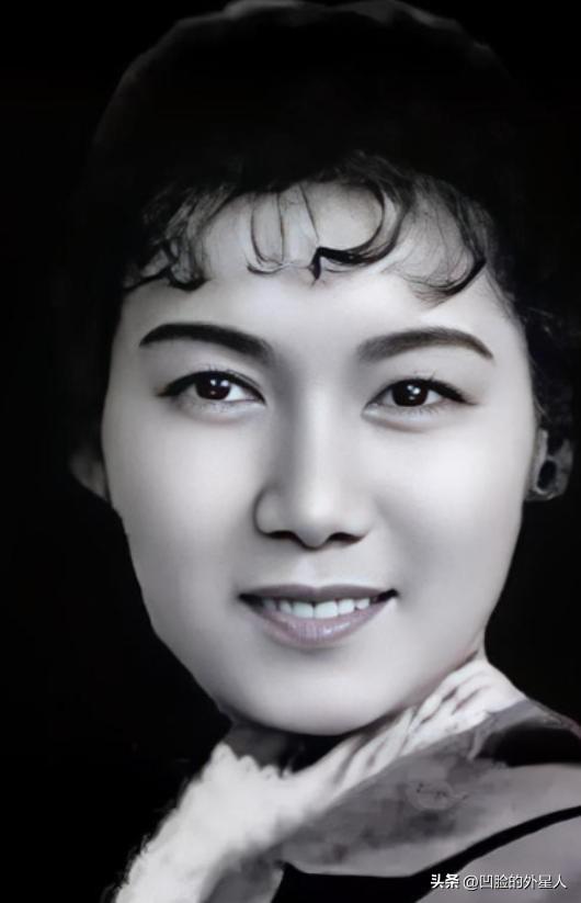 1952年的一天，齐白石已经快90岁了，他不知哪里来的力气，一把将25岁的新凤霞