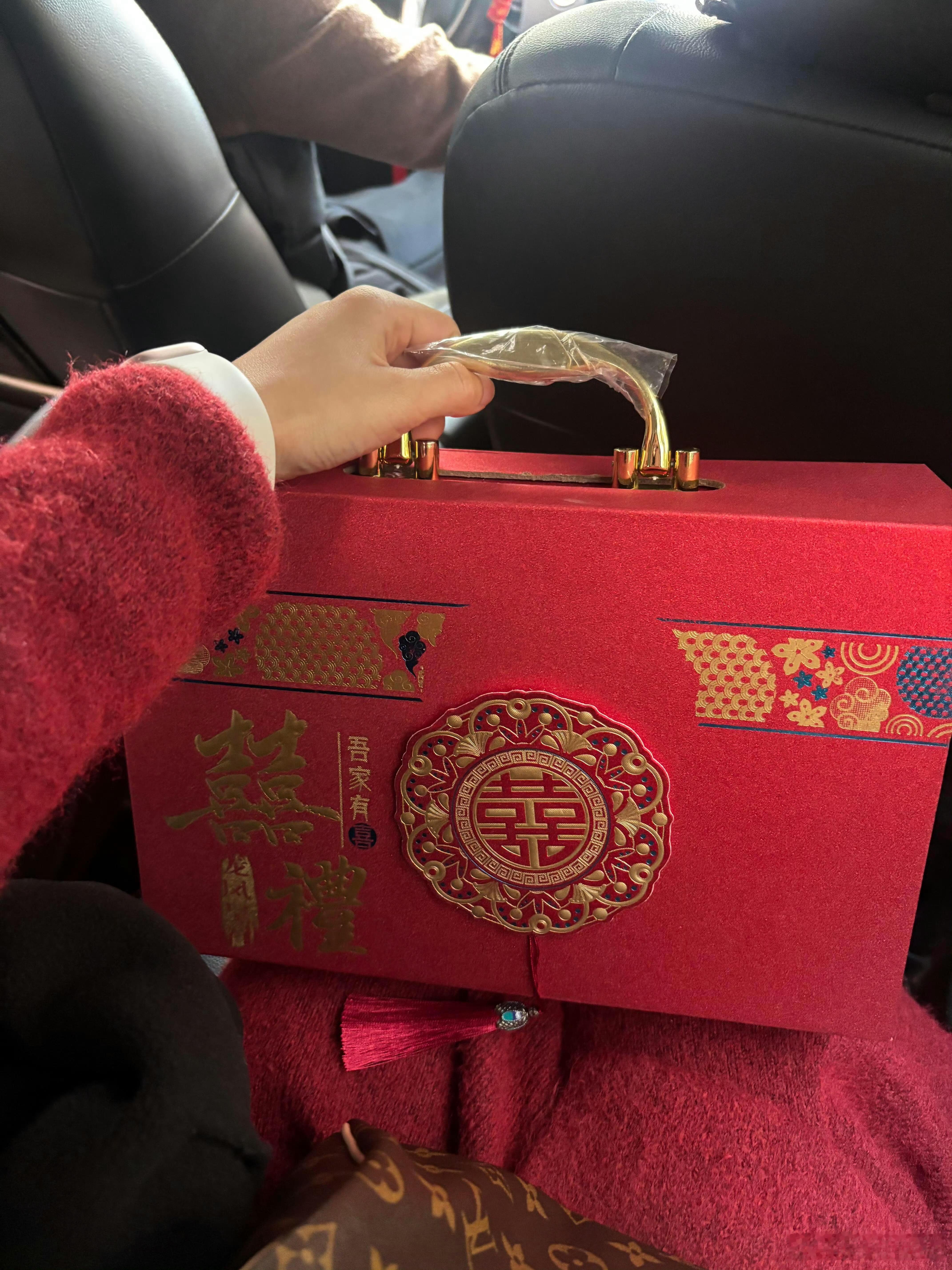 公婆陪我去存彩礼 女方彩礼要了几十万手都不让碰了