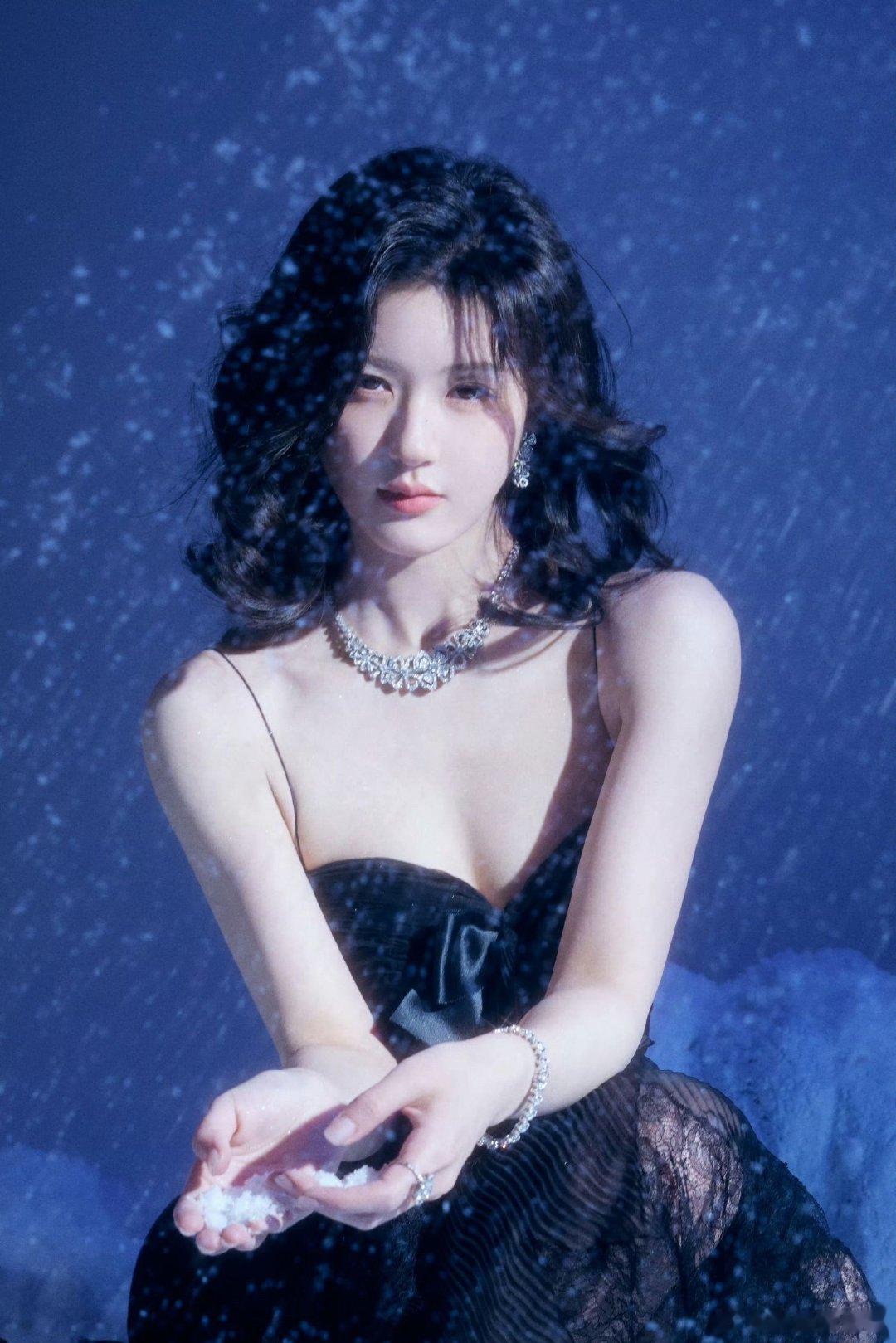 #赵露思黑色吊带透视裙##赵露思黑色蕾丝吊带裙#谁看了不迷糊！ ​​​