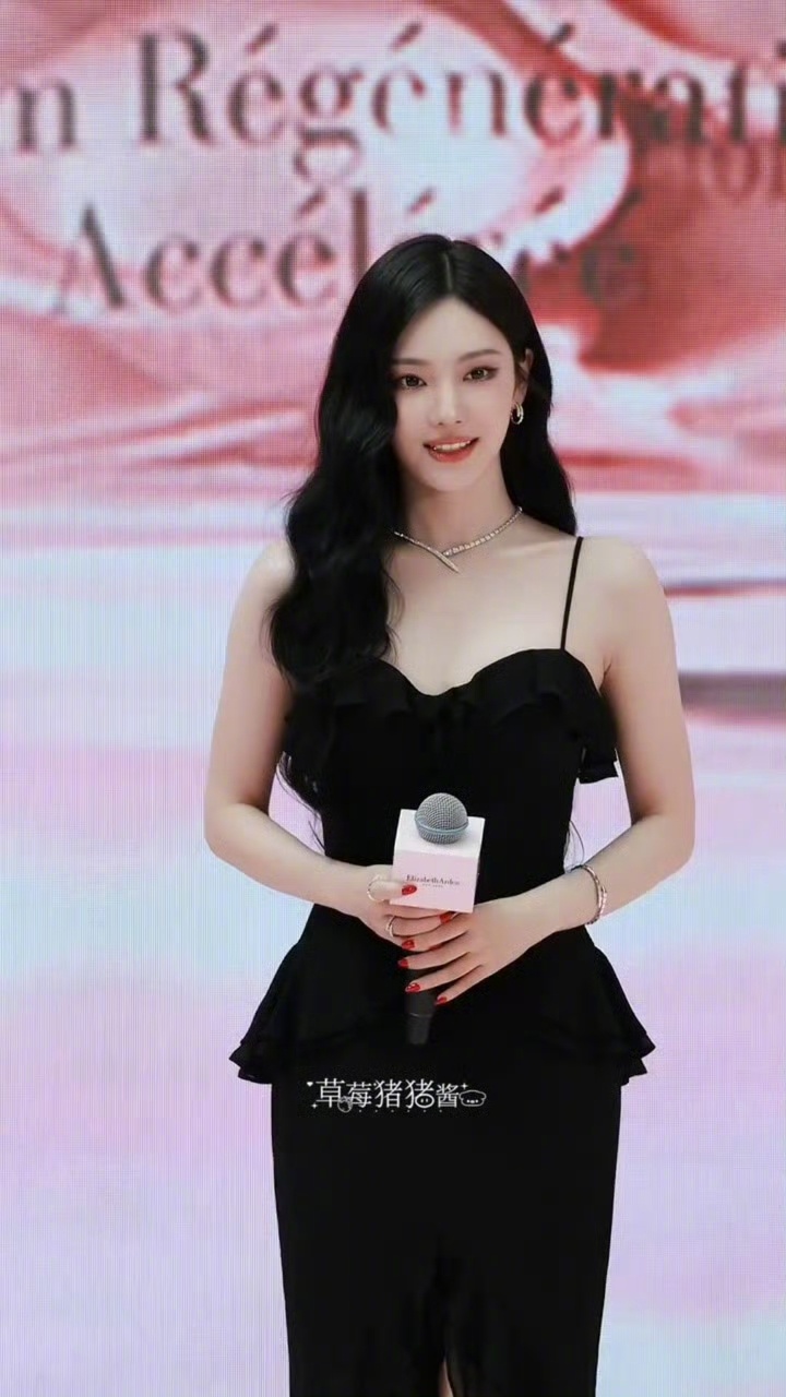 宁艺卓今日状态杀疯妥妥美艳小黑猫既视感！黑色吊带鱼尾裙搭配大波浪，又媚又撩，气场