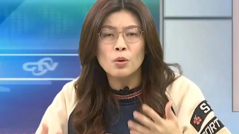 国民党副主席张荣恭最近在节目里爆了个猛料，说郑丽文根本不是大家以为的 "统一女神