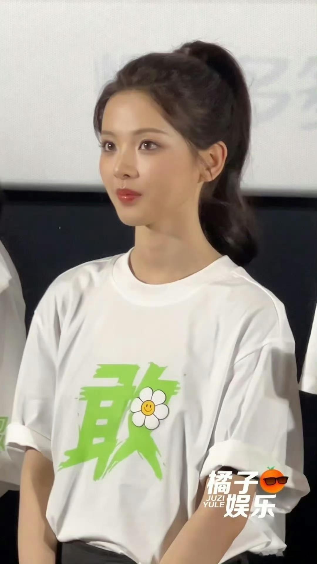 杨超越好完美的一颗头杨超越出席《10间敢死队》首映红毯状态绝佳，流畅优越的头型线