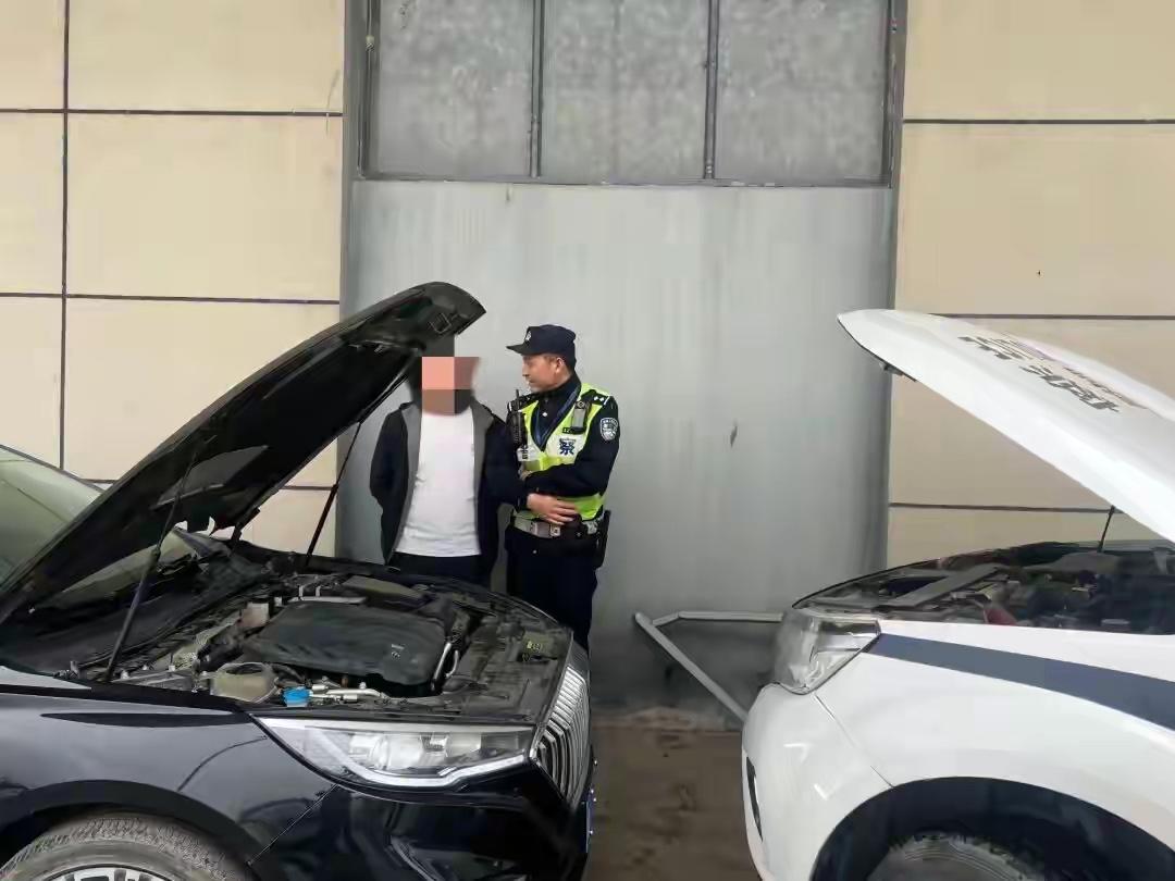 “我实在撑不住了……”男子突然走到交警面前崩溃痛哭：前阵子被辞退，蜷缩在车里7天