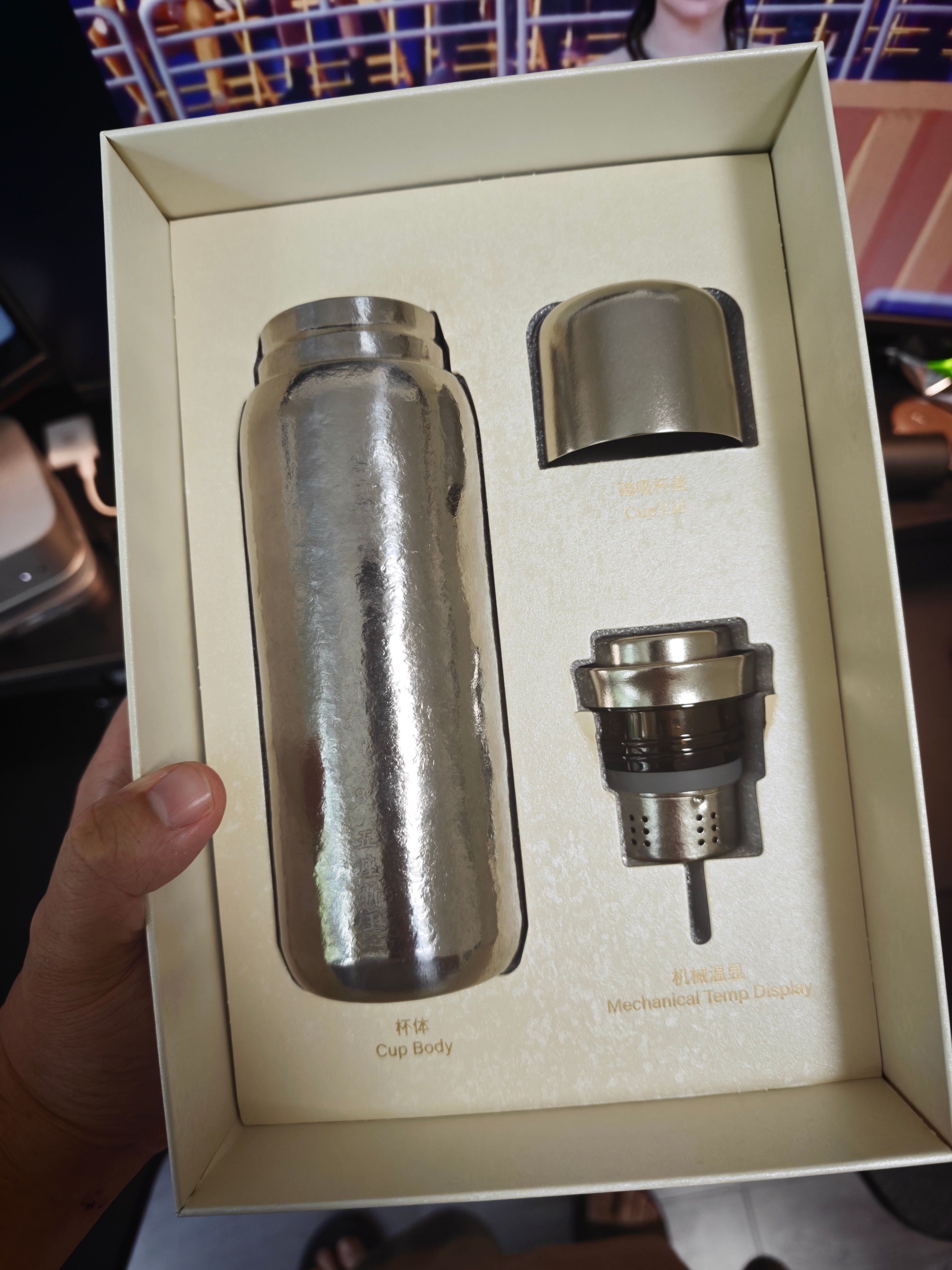 岚图这个端午礼盒钛尊了…纯钛水杯，机械温显…爱了！ 