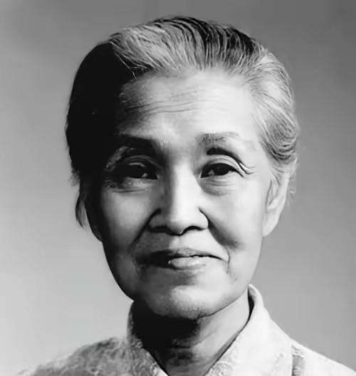 1964年，一名身患重症的孕妇正要进行手术，林巧稚拦下做手术的医生，说：“让她出