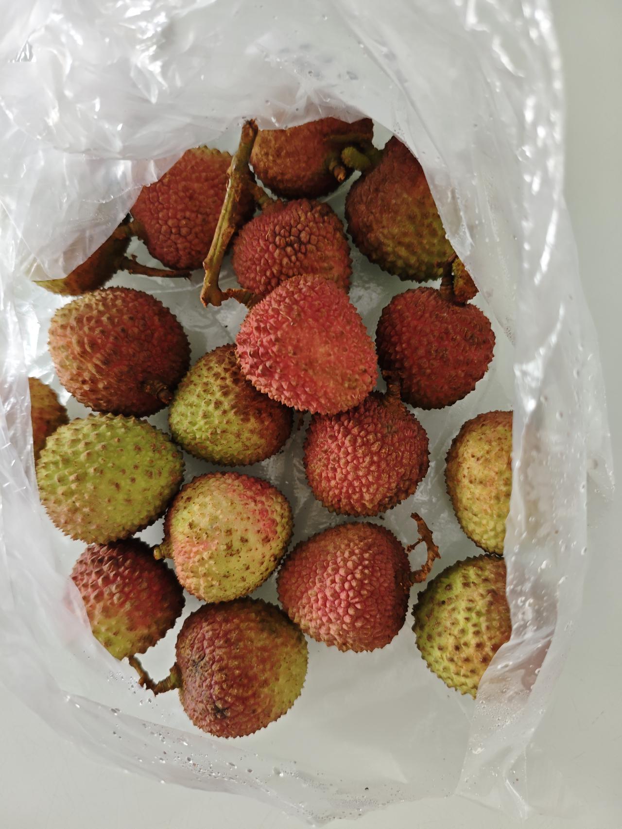 今日美食打卡昨日超市搞活动，水果特价，妃子笑鲜荔十枝9.99元1斤，买了2斤，很