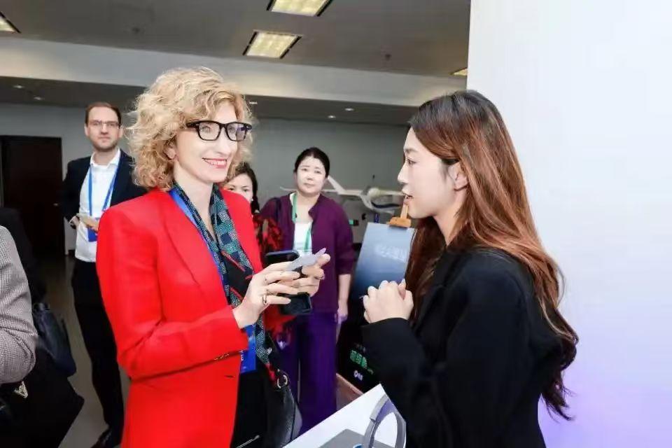 没想到在AI眼镜领域，国外科技巨头不但绕不开中国供应链，就连技术上也要被我们超越