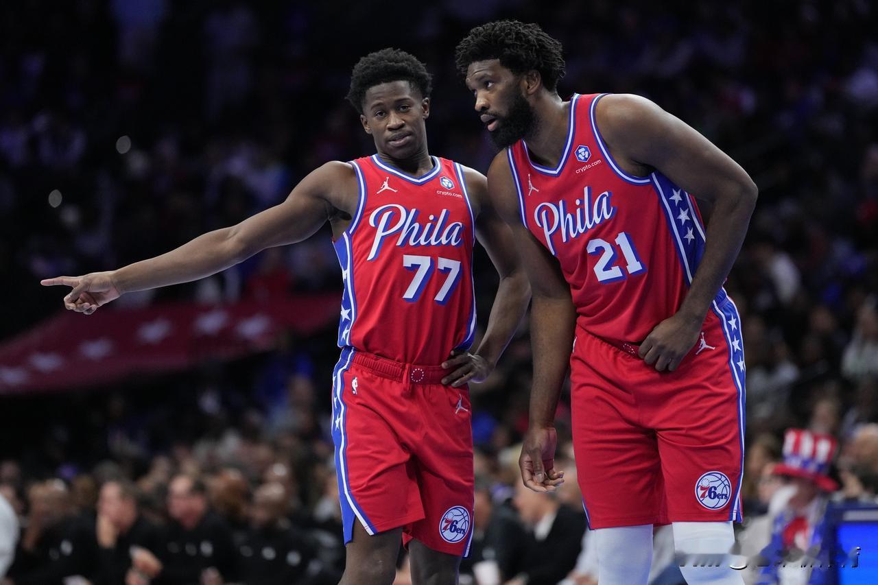 彻底退出最佳新秀之争了！
要说本届新秀中开局势头最猛的球员，非76人队的埃奇库姆