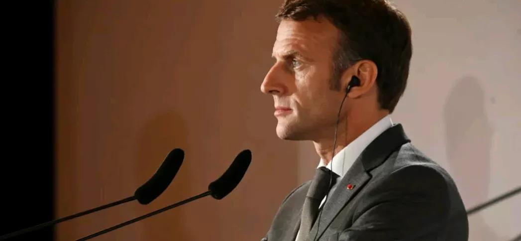 《费加罗报》报道，当地时间17日，法国总统马克龙发布声明，谴责美国总统特朗普向包