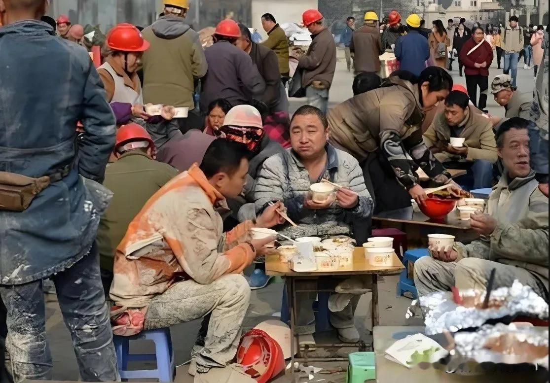 看到防范规性返乡滞乡的标题，有点震惊。农民工，说到底还是农民，当城市就业机会减少