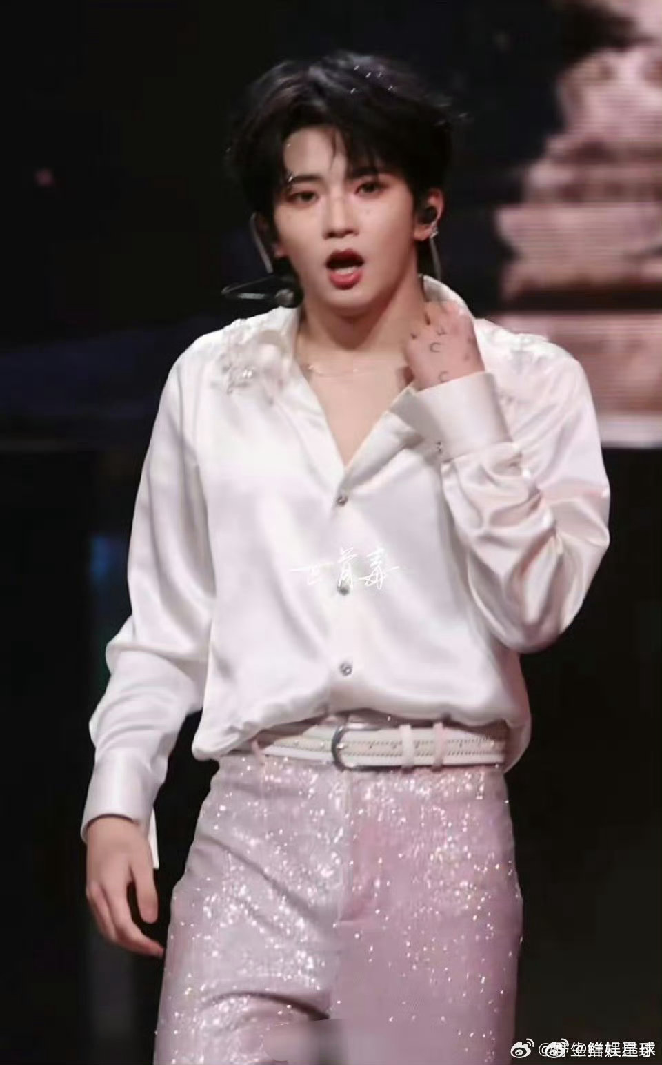  穆祉丞说成年前没节目周五晚高疯 原来那些光芒背后，是无人知晓的等待。 