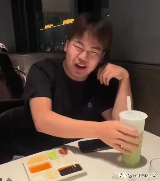原来松岛辉空亚运之后也感冒了，
刚退烧就去喝豆汁，
这是把豆汁当退烧药用了吗？