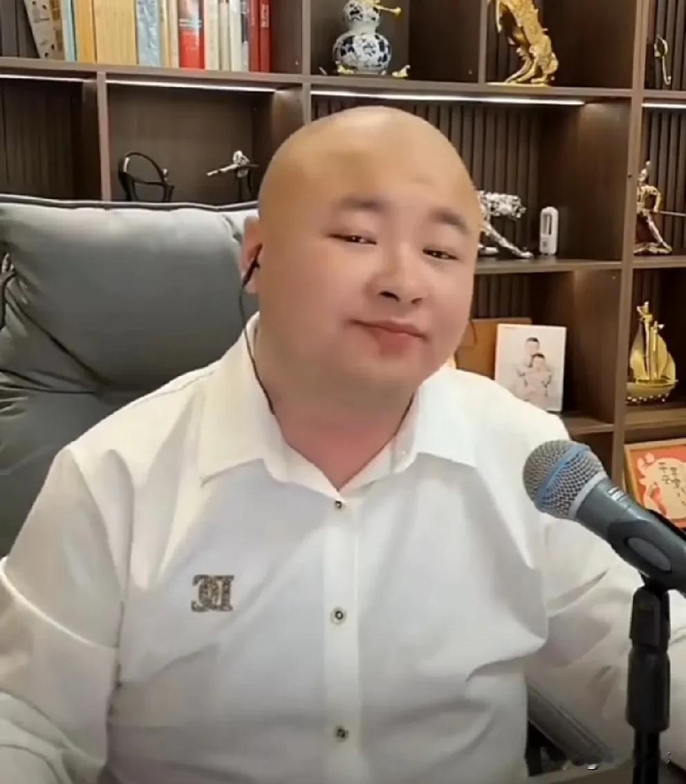 老狗喊话驴姐，你离婚了可以考虑我，我三个孩子，你俩个！

         老狗