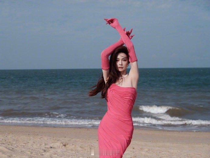 沈梦辰怎么戴个洗碗手套就上台了 看到手套第一反应是笑出声，再看第二眼就被她稳稳h