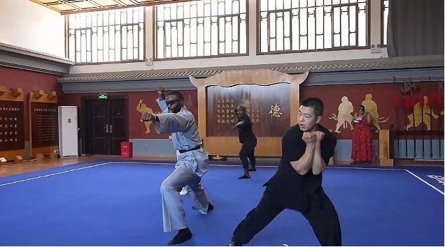 效仿文班亚马！杰伦·布朗在少林寺参观和习武！ 